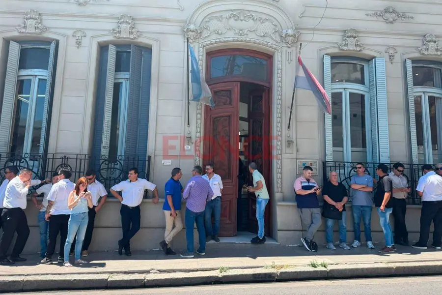 Colectiveros en el ingreso a la sede de Trabajo (foto Elonce)