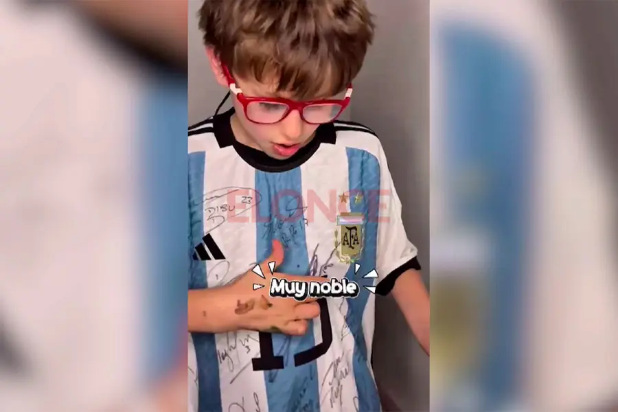 El ni&ntilde;o con la remera. Foto: Elonce.