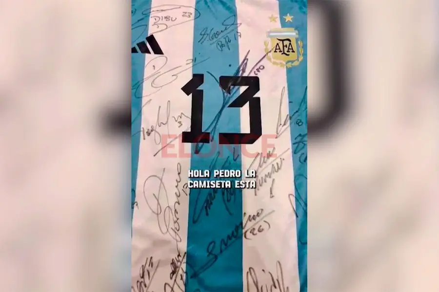 La camiseta de la Selecci&oacute;n Argentina que rifar&aacute;n. Foto: Elonce.