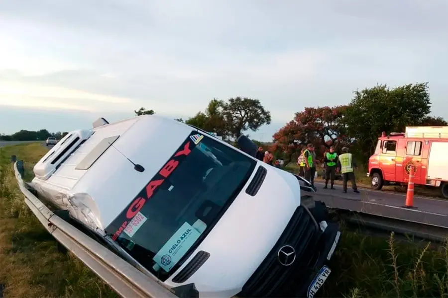 Volc&oacute; una combi en Ruta 12: rescataron a 20 personas