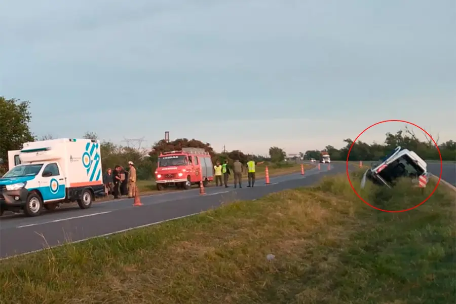 Volc&oacute; una combi en Ruta 12: rescataron a 20 personas