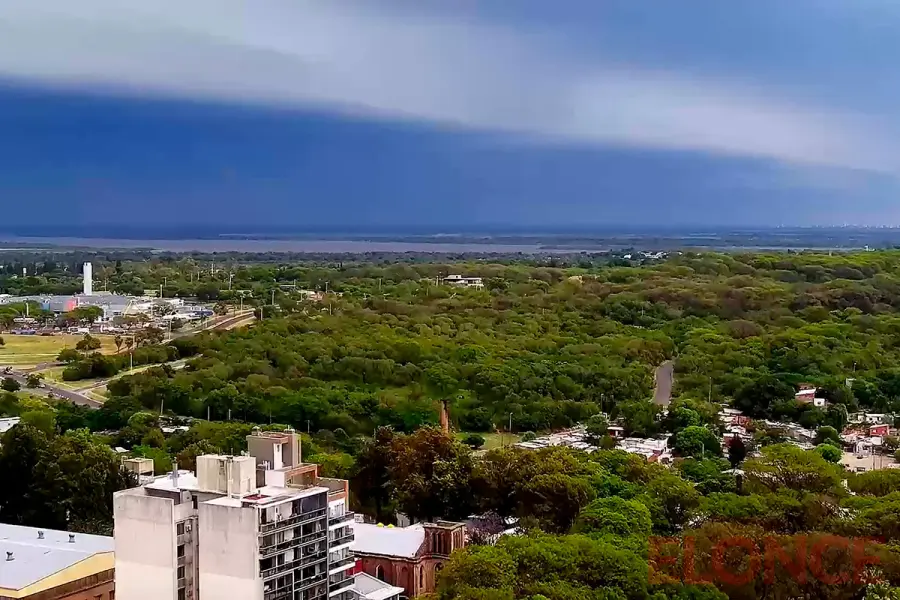 Un frente de tormenta avanz&oacute; sobre Paran&aacute; desde el sur (foto Elonce)