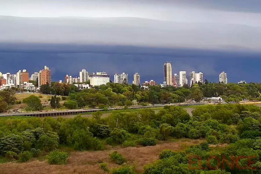 Un frente de tormenta avanz&oacute; sobre Paran&aacute; desde el sur (foto Elonce)