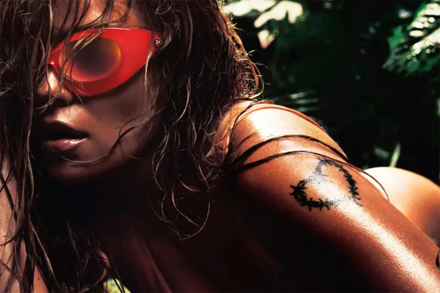 Karol G mostr&oacute; su costado m&aacute;s osado con una microbikini naranja