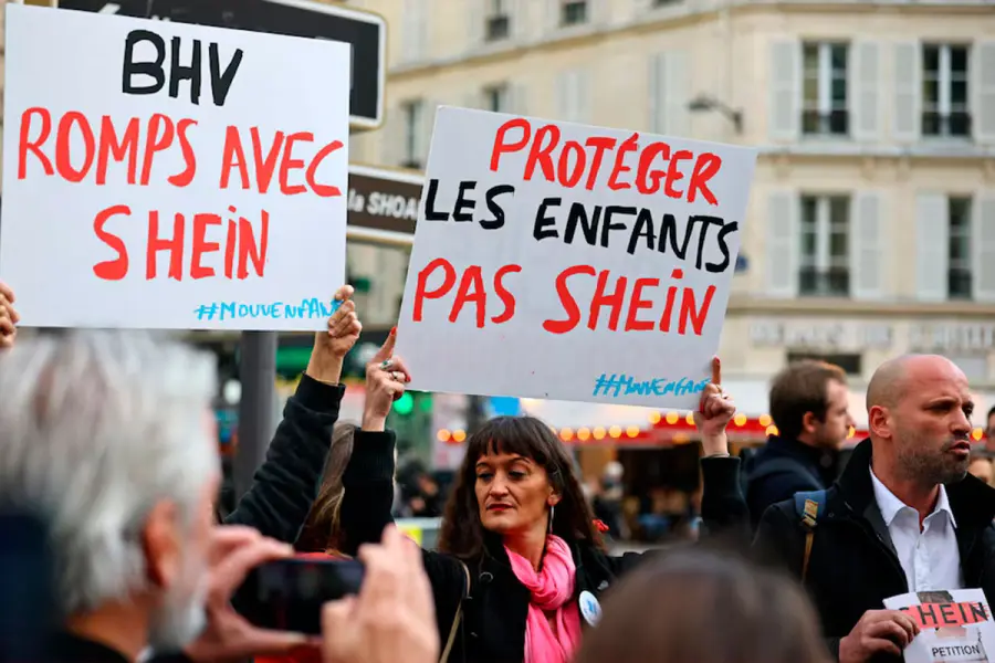Protestas frente a la tienda de Shein. (Reuters)