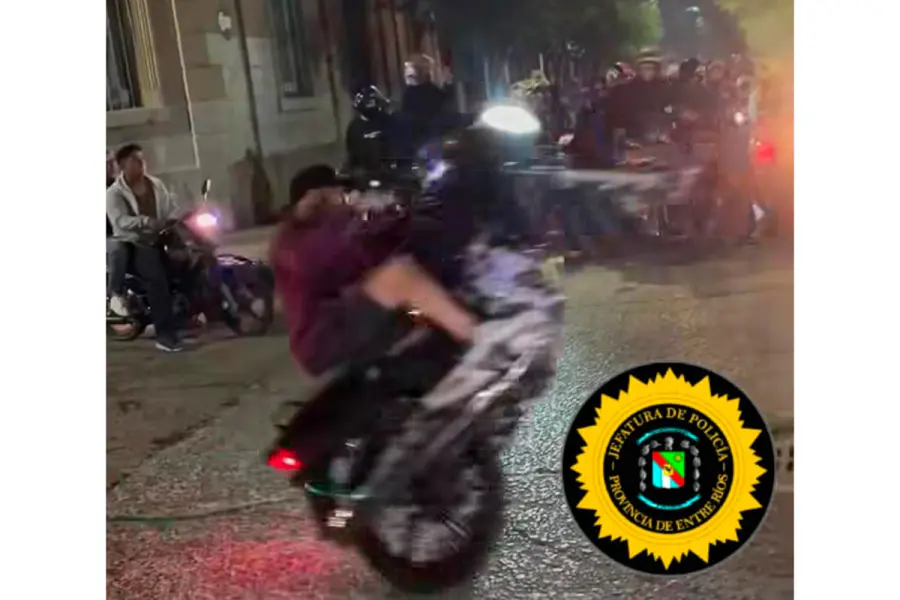 Maniobras peligrosas en caravana de motos por Halloween (foto Polic&iacute;a de Entre R&iacute;os)