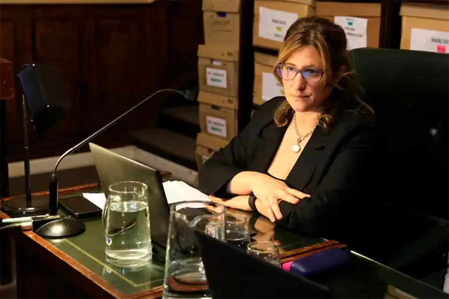 La secretaria del tribual oral que lleva el juicio de los Cuadernos de las Coimas, Cecilia Chichizola (foto Ricardo Pristupluk / La Naci&oacute;n)