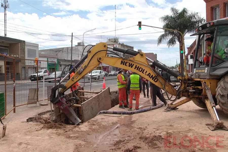 Obra de instalaci&oacute;n del ca&ntilde;o maestro en Paran&aacute; (foto Elonce)