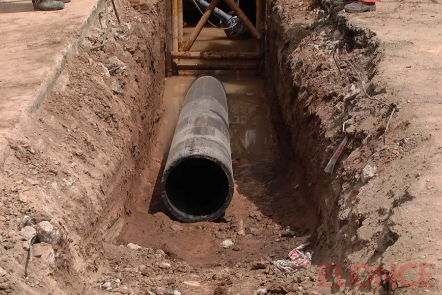 Obra de instalaci&oacute;n del ca&ntilde;o maestro en Paran&aacute; (foto Elonce)