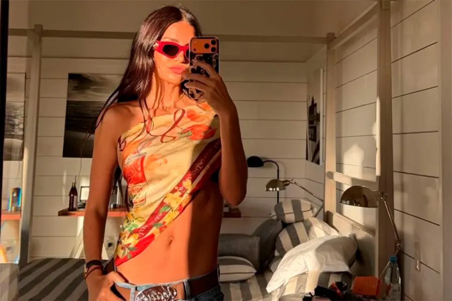 Zaira Nara us&oacute; un pa&ntilde;uelo como top y marc&oacute; la nueva tendencia del verano