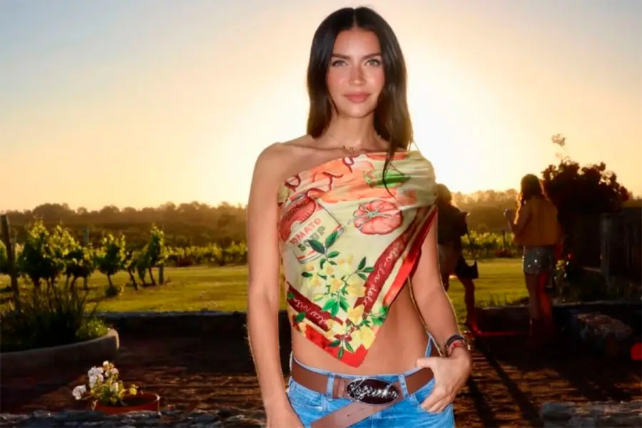 Zaira Nara us&oacute; un pa&ntilde;uelo como top y marc&oacute; la nueva tendencia del verano