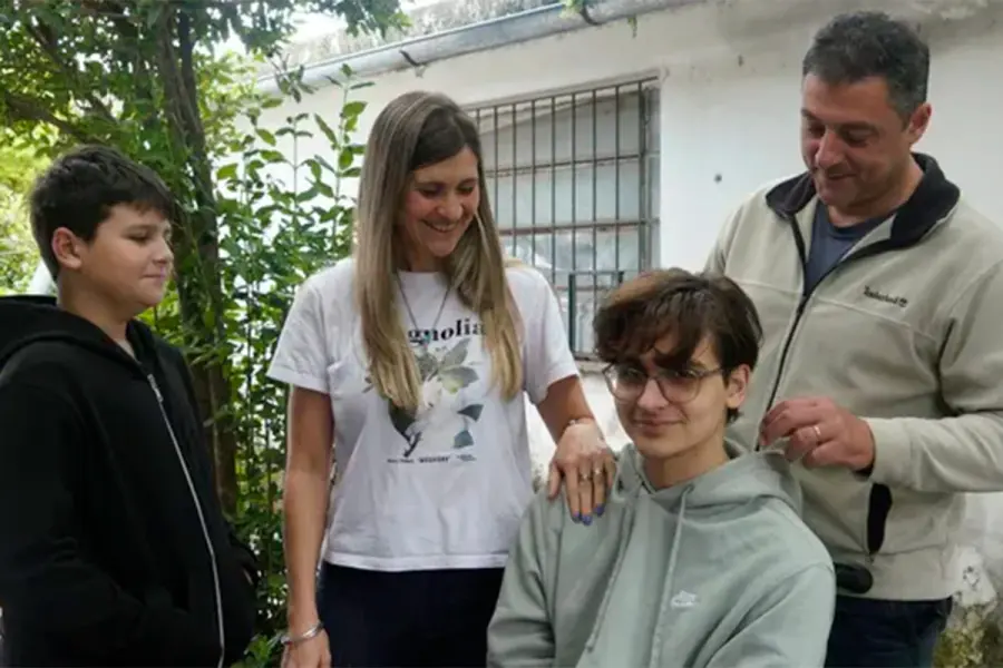Mat&iacute;as Bottoni, junto a su familia (foto La Capital)