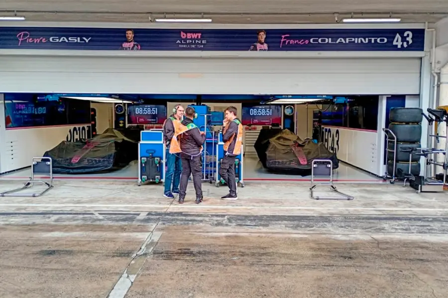 Los autos de Alpine todav&iacute;a en Parque Cerrado (foto Ol&eacute;)