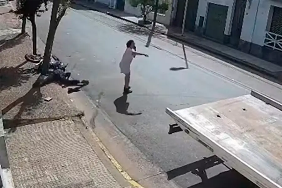 Una mujer se acerc&oacute; al lugar donde hab&iacute;a chocado el motociclista y llam&oacute; a las autoridades