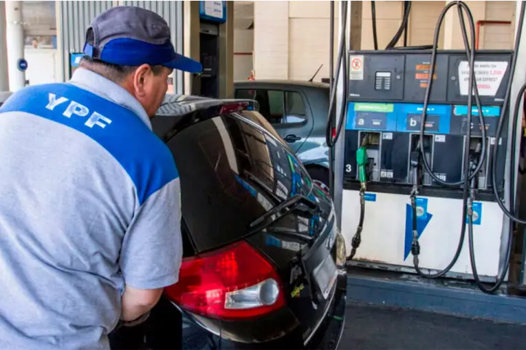 Aumentos “silenciosos” de YPF: cuántos puntos por encima de la inflación subieron los combustibles
