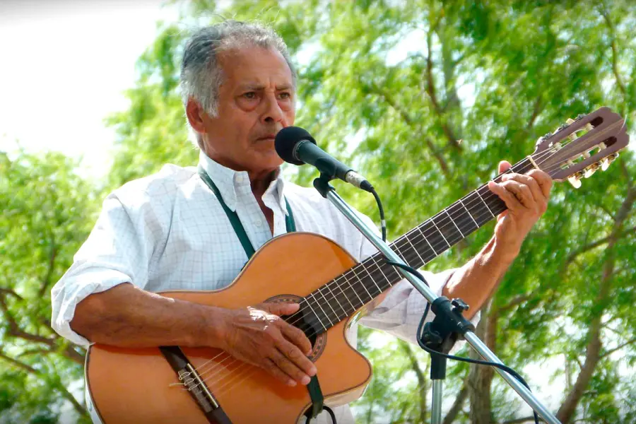 H&eacute;ctor Confesor Mi&ntilde;o, popularmente conocido como Cacho Mi&ntilde;o