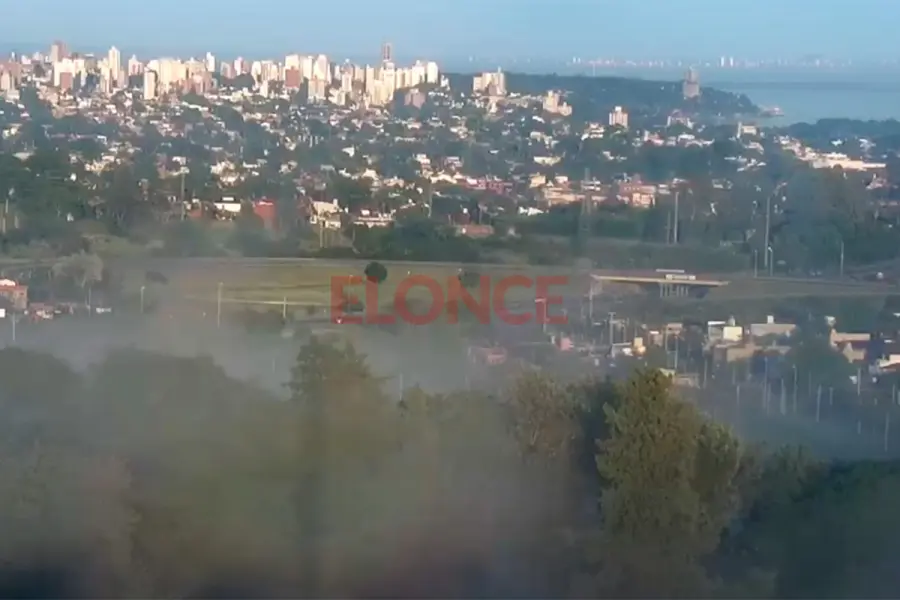 Una densa neblina reduce la visibilidad en gran parte de la ciudad