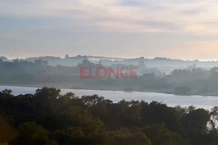 Una densa neblina reduce la visibilidad en gran parte de la ciudad