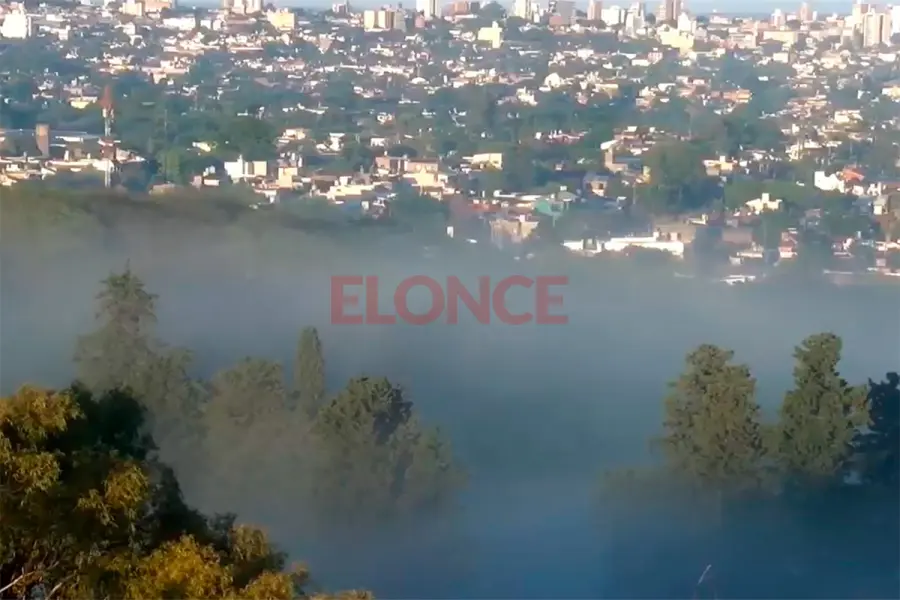 Una densa neblina reduce la visibilidad en gran parte de la ciudad