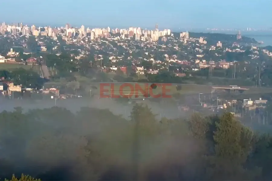 Una densa neblina reduce la visibilidad en gran parte de la ciudad