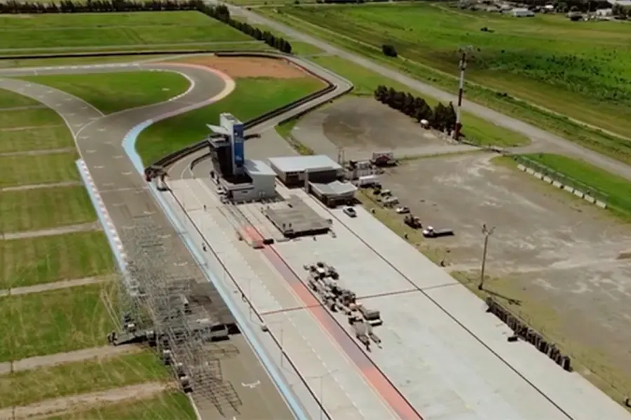 Fiesta de Disfraces en San Nicol&aacute;s: avanza el armado del escenario y la puesta a punto del aut&oacute;dromo