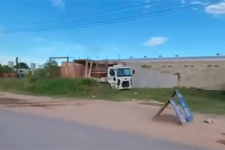 As&iacute; se incrust&oacute; el cami&oacute;n contra la vivienda. Foto: Captura de video de Reporte 100.7