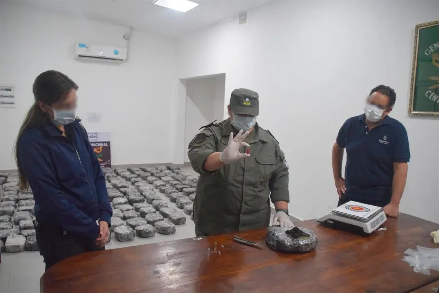 Abandonaron marihuana y hojas de coca al huir de un control