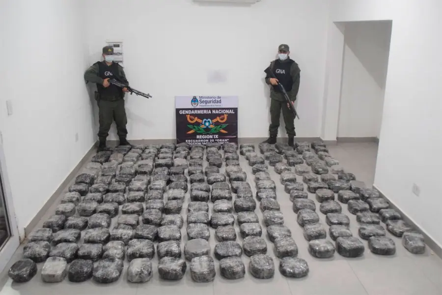 Abandonaron marihuana y hojas de coca al huir de un control