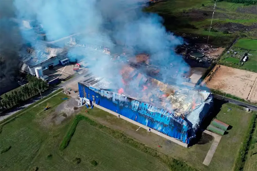 Explosi&oacute;n e incendio en parque industrial de Ezeiza (foto Alessia Maccioni / La Naci&oacute;n)