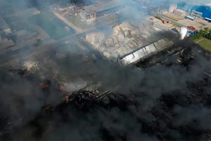 Explosi&oacute;n e incendio en parque industrial de Ezeiza (foto Alessia Maccioni / La Naci&oacute;n)