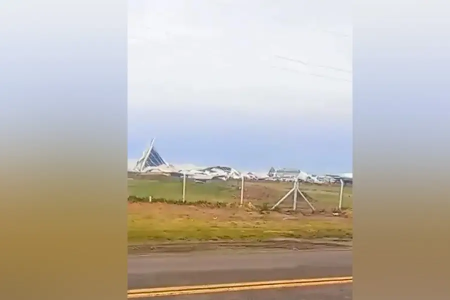 Se produjeron destrozos en galpones en Ruta 12 tras fuerte temporal