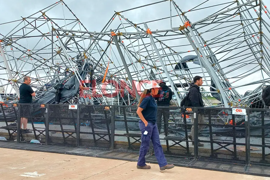 Temporal en San Nicolás derribó estructuras del escenario de la Fiesta de Disfraces