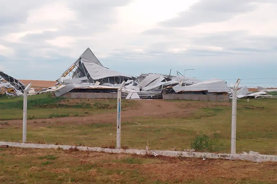 Se produjeron destrozos en galpones en Ruta 12 tras fuerte temporal