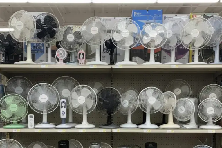 Supermercados liquidan ventiladores con descuentos de hasta el 71%