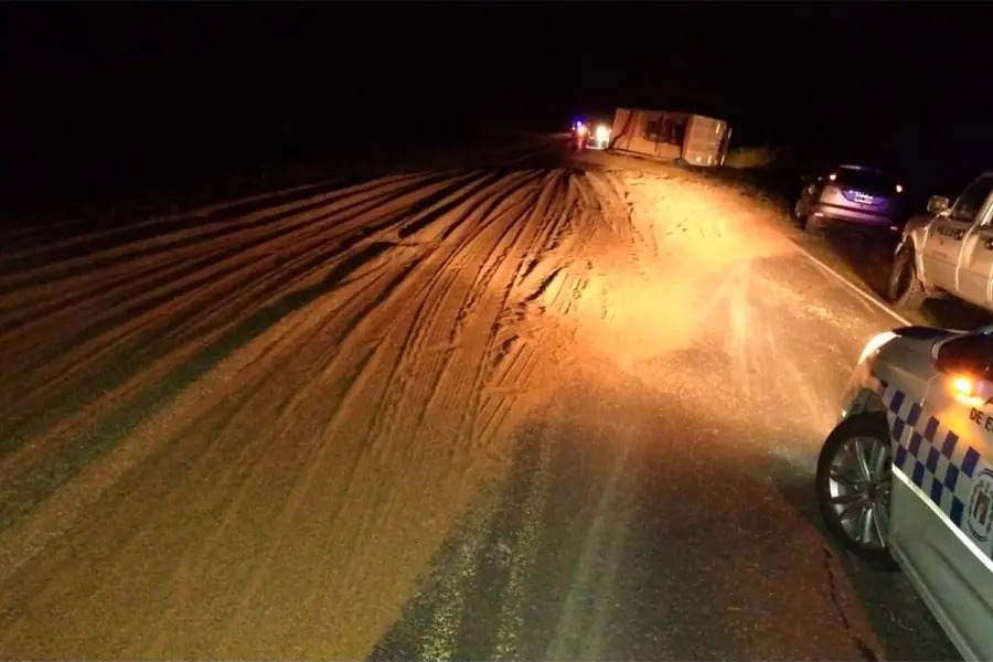 Vuelco sobre Ruta 11 (foto Bomberos Voluntarios de Diamante)