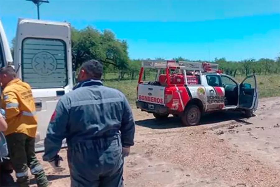 Trabajador rural se cort&oacute; con una motosierra y veh&iacute;culo que lo llevaba al hospital qued&oacute; empantanado
