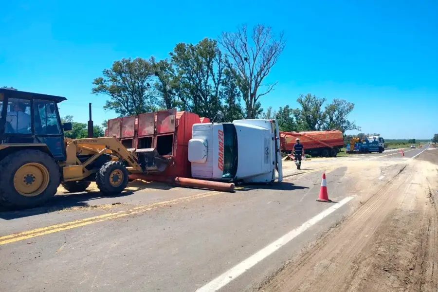 Vuelco sobre Ruta 20 (foto R2820)