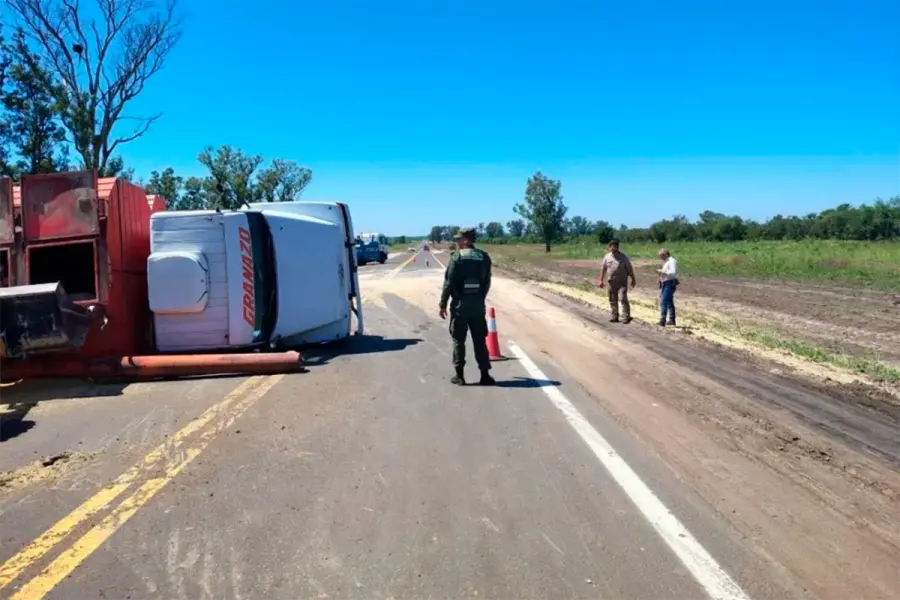Vuelco sobre Ruta 20 (foto R2820)