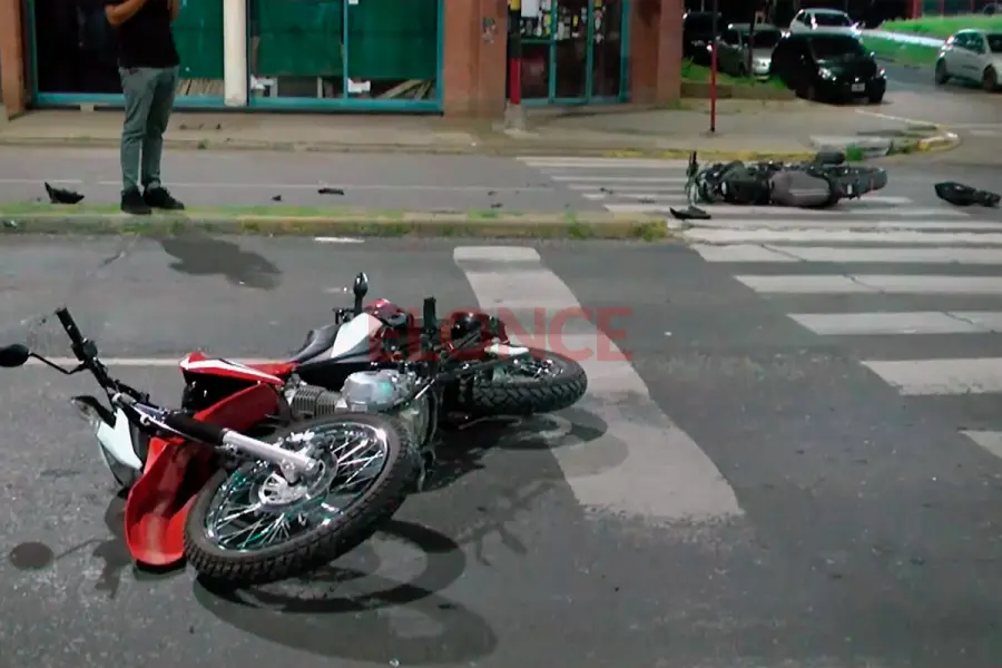 Violento accidente en avenida Almafuerte termin&oacute; con dos motociclistas hospitalizados