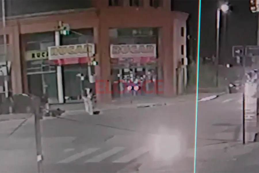 Un video capt&oacute; el violento choque entre motos en avenida Almafuerte