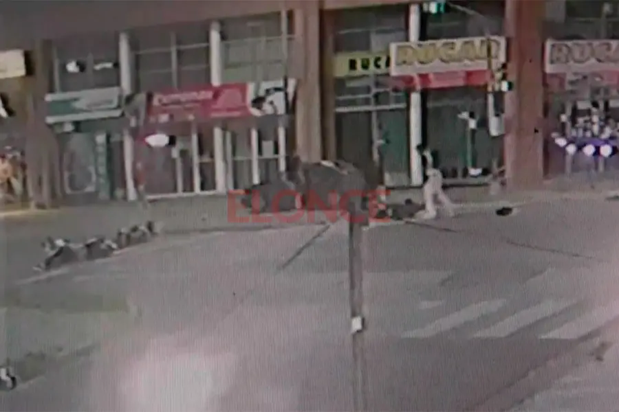 Un video capt&oacute; el violento choque entre motos en avenida Almafuerte