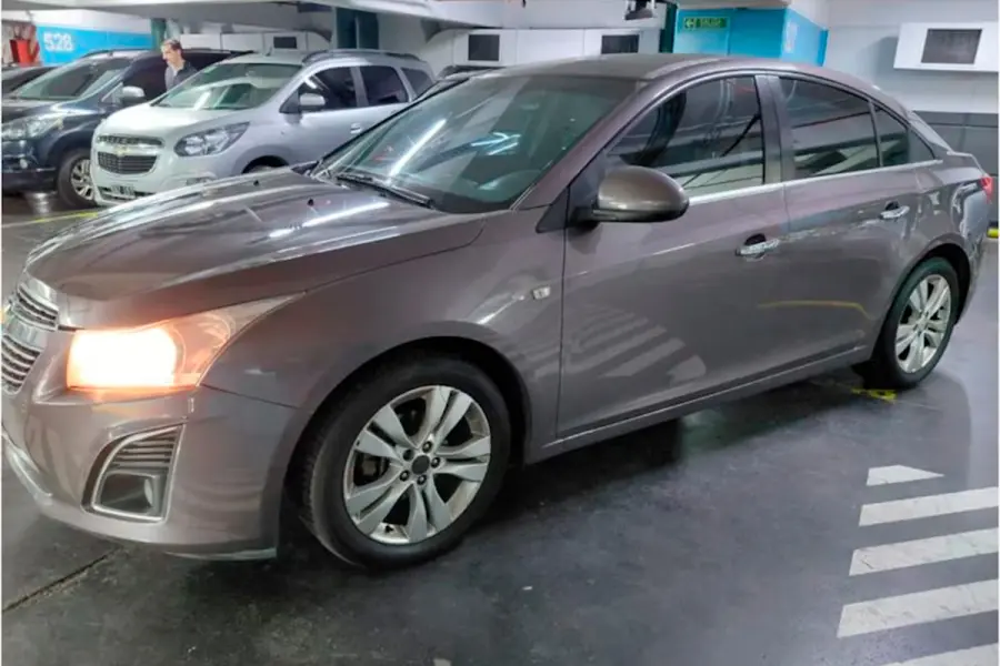 Este auto es un Chevrolet Cruze 1.8 LTZ