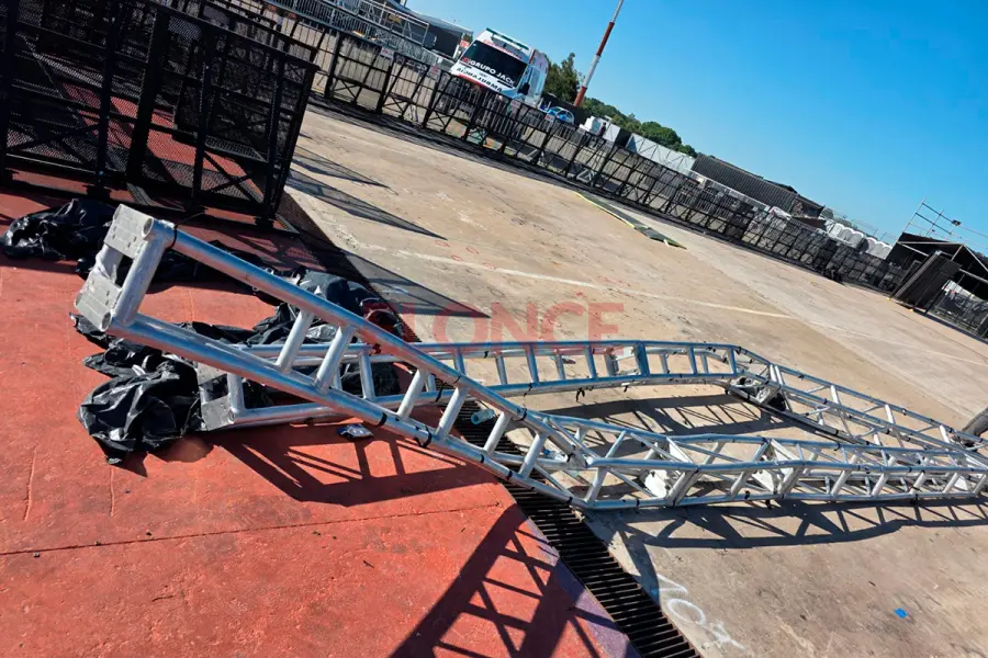 Las estructuras da&ntilde;adas en el escenario de la FDD (foto Elonce)