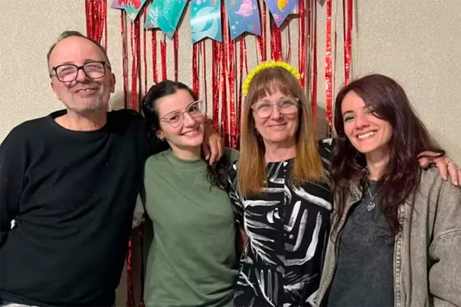 Miguel junto a sus hijas y su hermana Alejandra