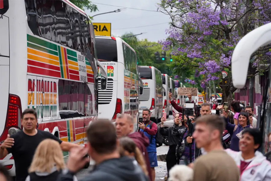 Hinchas de Lan&uacute;s salen desde el estadio hacia Paraguay (fto Guillermo Rodr&iacute;guez Adami)