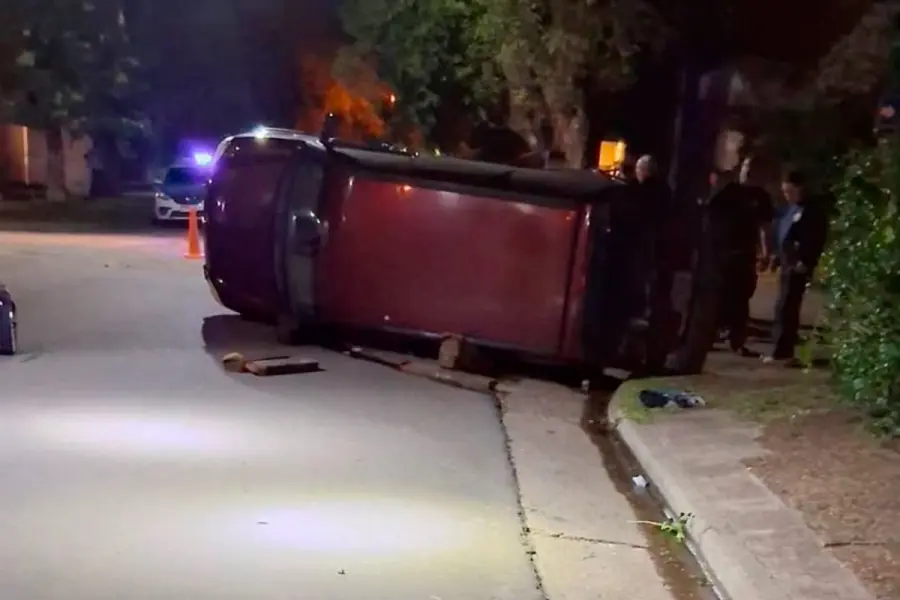 Choque y vuelco en Col&oacute;n (foto Pato Becerra)