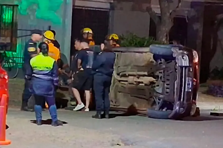 Choque y vuelco en Col&oacute;n (foto Pato Becerra)