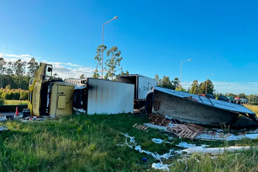 Volc&oacute; un cami&oacute;n sobre la Autov&iacute;a Ruta 14 (foto Diario R&iacute;o Uruguay)