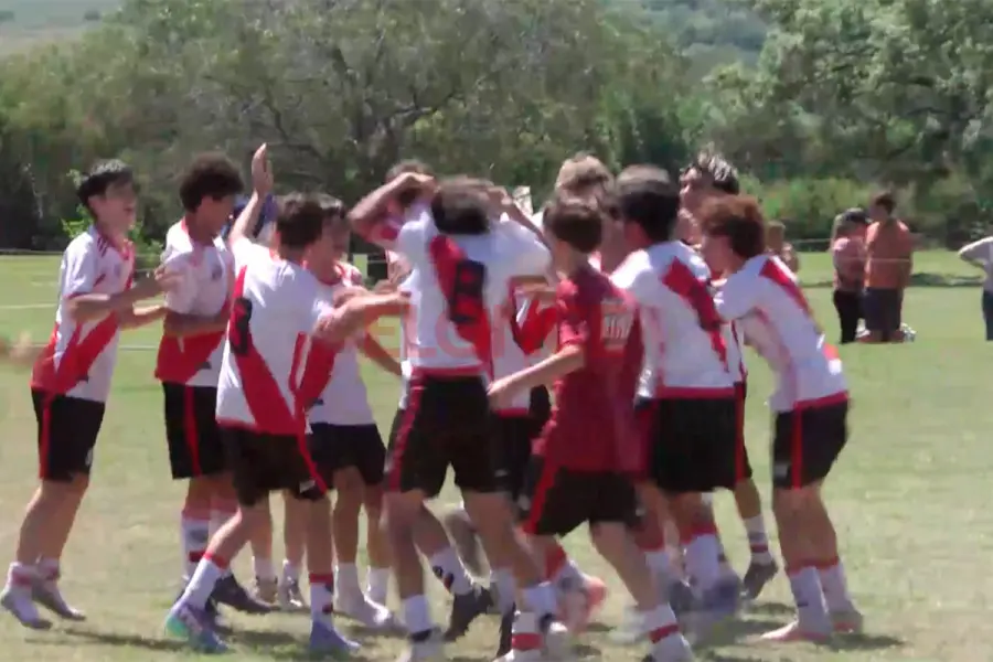 M&aacute;s de 1.800 ni&ntilde;os participaron del Torneo Neupin y celebraron el debut del f&uacute;tbol femenino