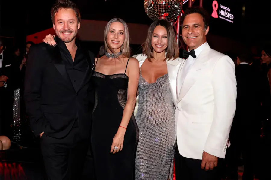 Pampita y Benjam&iacute;n Vicu&ntilde;a posan juntos con sus parejas en la gala, mostrando cordialidad y madurez tras la separaci&oacute;n